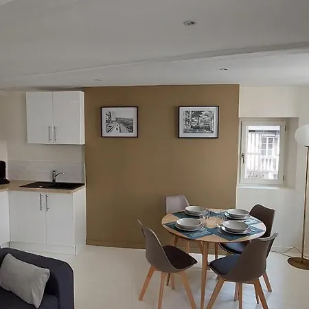 Le Phare Au Pied Du Port * Saint-Valery-en-Caux