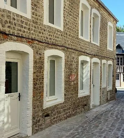 Le Phare Au Pied Du Port Saint-Valery-en-Caux