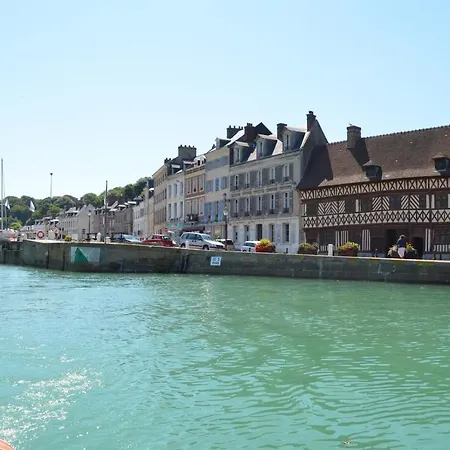 Le Phare Au Pied Du Port