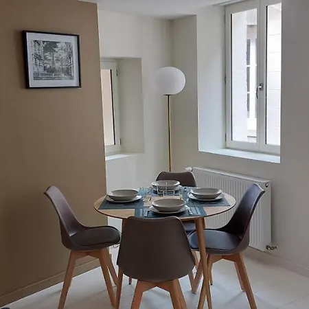 Le Phare Au Pied Du Port *