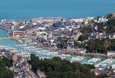 Le Phare Au Pied Du Port * Saint-Valery-en-Caux