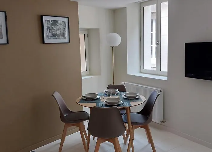 Le Phare Au Pied Du Port *