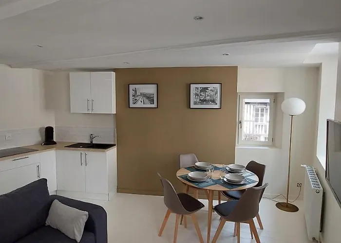 Le Phare Au Pied Du Port * Saint-Valery-en-Caux