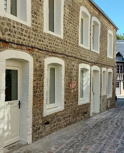 Le Phare Au Pied Du Port Saint-Valery-en-Caux